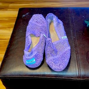 Bright never worn purple flower Tom’s